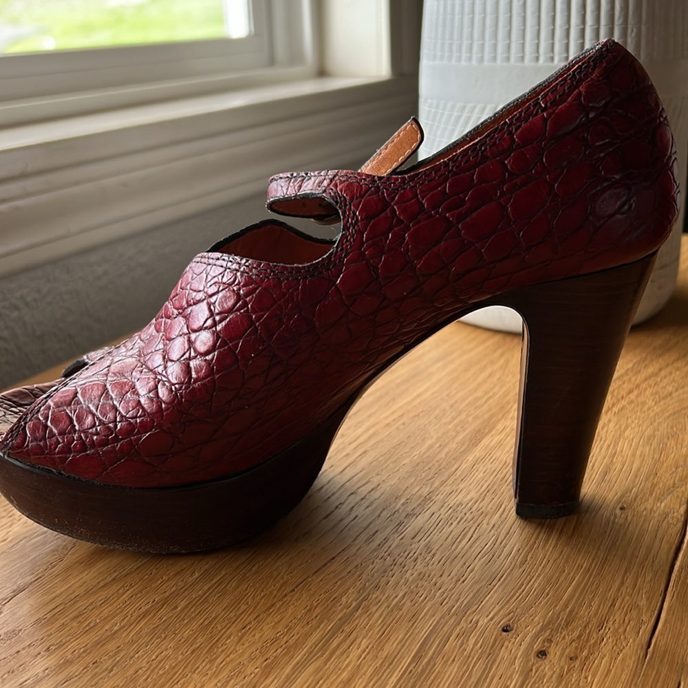 Chi Mihara Embossed Leather Deep Red Platform heels Size 7 1/2 Made in Spain - Picture 3 of 12